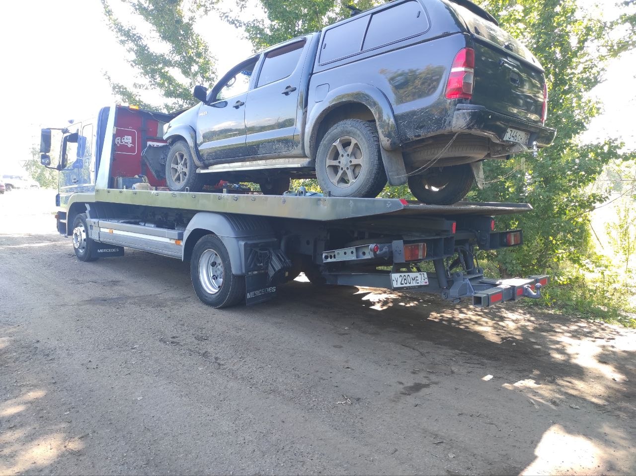 Эвакуатор в Ульяновске достаёт авто из снега зимой